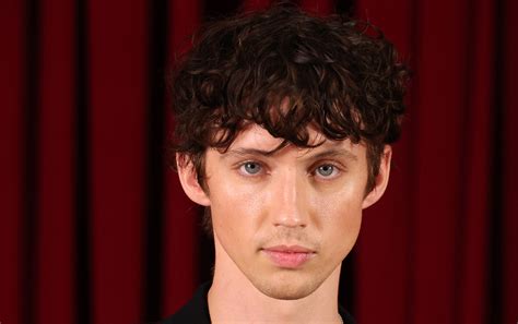 Troye Sivan Denies Hes a Bottom, Talks About His。